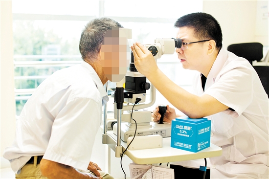 唐聰在為患者檢查眼睛。