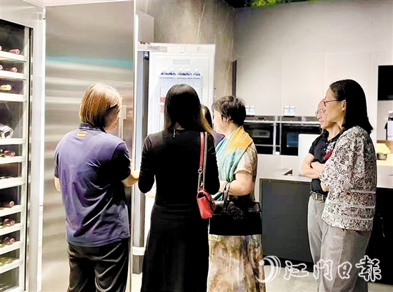 在“以舊換新”補貼的刺激帶動下，市民消費熱情高漲。