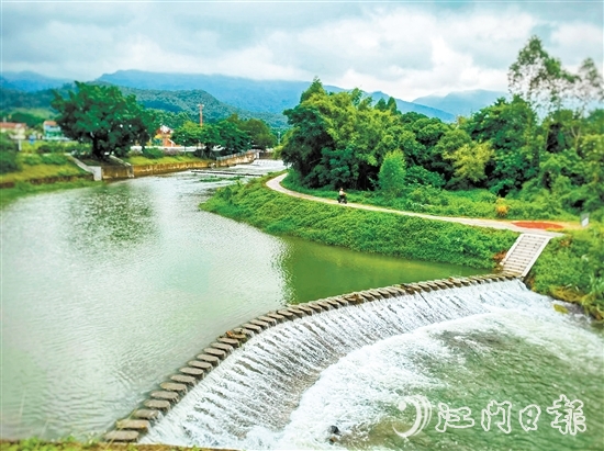 鶴山市完成水系連通及水美鄉(xiāng)村建設(shè)試點縣項目工程建設(shè)，打造出多個“網(wǎng)紅”水景點。圖為鶴城鎮(zhèn)三堡河五星村段。