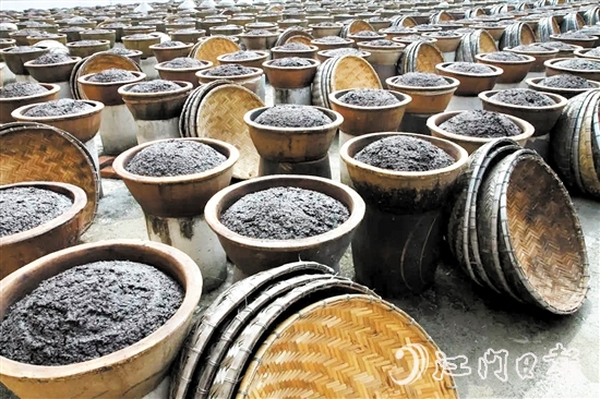 古勞面豉采用天然曬制工藝，且所用器皿都為陶瓷制品。