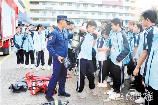 學生試戴消防救援器材。