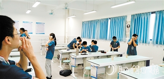 江門一實學(xué)生進行科學(xué)實驗。