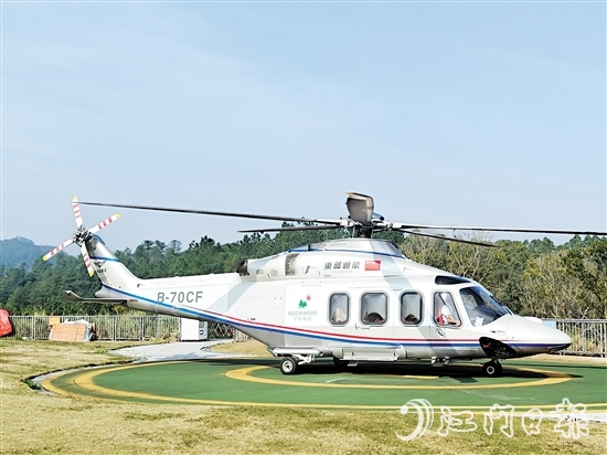 11月13日上午，7名乘客在恩平泉林黃金小鎮(zhèn)航空飛行主題館坐上直升機出發(fā)，打“飛的”前往珠海觀看航展。