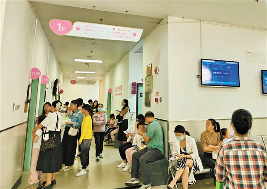 我市不少醫(yī)院的兒科門診接診量有明顯增長(zhǎng)趨勢(shì)。