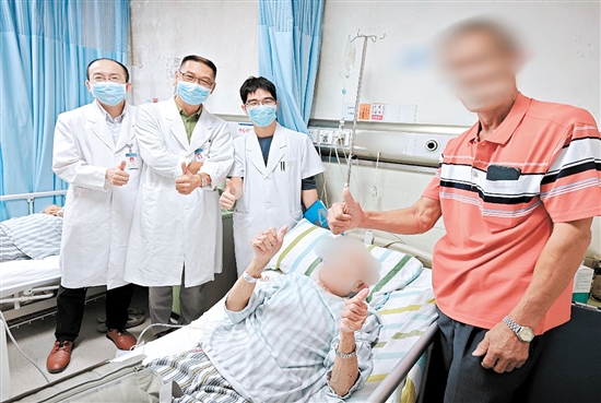 患者及家屬為醫(yī)護(hù)人員點(diǎn)贊。
