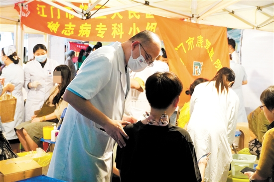 市民在夜市體驗中醫(yī)傳統(tǒng)療法。