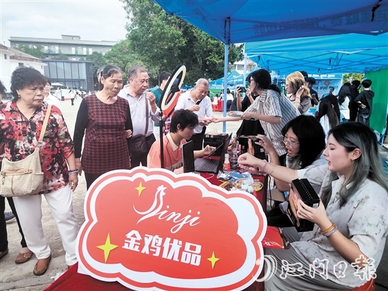 活動現(xiàn)場吸引不少游客圍觀。