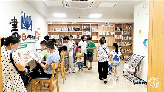 江南街道江翠社區(qū)黨群服務(wù)中心圖書角，一到周末讀者便絡(luò)繹不絕。