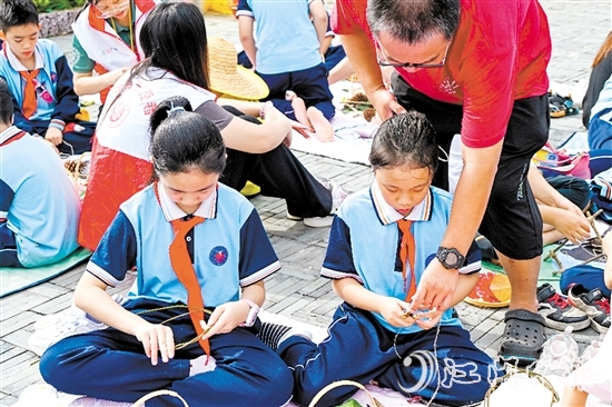 孩子們充分發(fā)揮想象力，制作出一個個色彩繽紛、獨具匠心的樹葉風鈴。