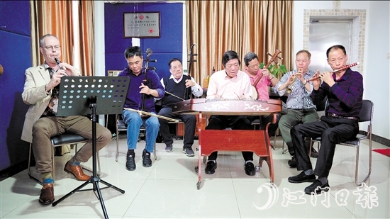 臺(tái)山廣東音樂團(tuán)成員與外國友人合奏。