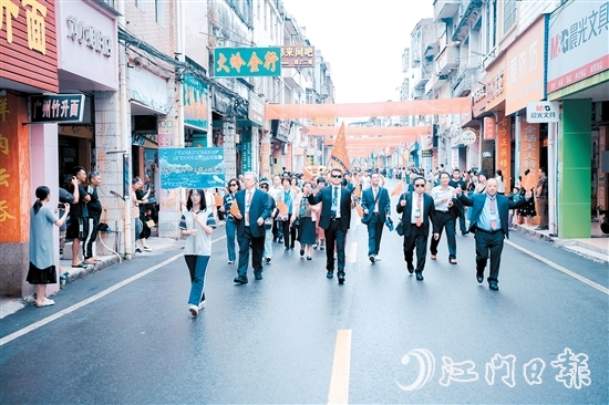 與會(huì)鄉(xiāng)親參加巡游，了解家鄉(xiāng)的變化。