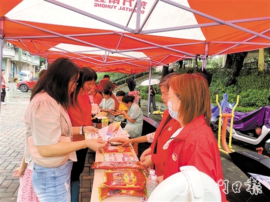 在怡康華庭小區(qū)，志愿者為市民派送“蓬友優(yōu)享”優(yōu)惠券。