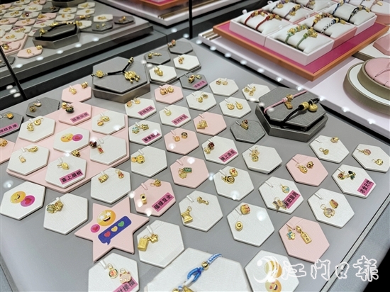 小“金豆”等小件黃金首飾受到部分消費者的青睞。