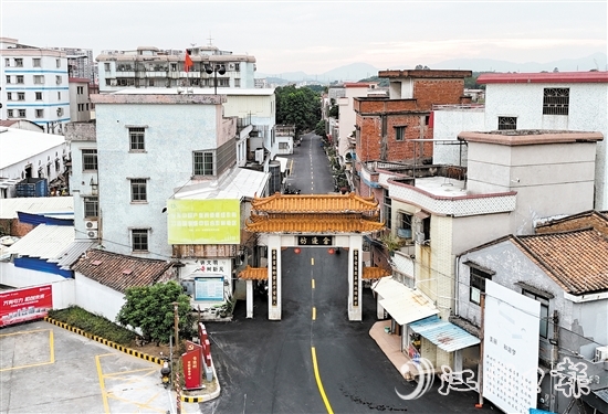 倉(cāng)邊村道路“白改黑”路面提升工程基本完成瀝青鋪設(shè)。