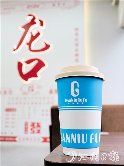 在乳小初奶茶店，游客可以一邊品嘗甘和水牛奶茶，一邊欣賞窗外的荷花塘。