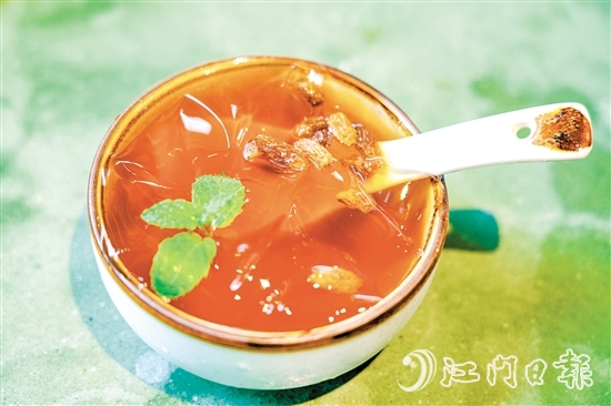 甘和冰粉融合了甘和茶的香氣和冰粉的口感。