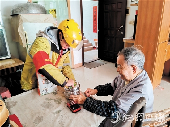 外賣騎手積極參與“老年助餐”行動(dòng)，為石沖社區(qū)的老年人派送“溫暖外賣”。