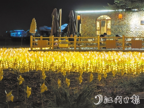 每當(dāng)夜幕降臨，牛欄咖啡店外就會亮起連片“發(fā)光”水稻，搭配上小風(fēng)車，成為當(dāng)?shù)匾菇?jīng)濟(jì)“最靚的店”。