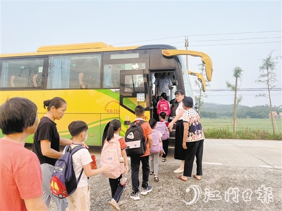 沙湖鎮(zhèn)為相關(guān)學(xué)校配備校車，解決學(xué)生接送問題。