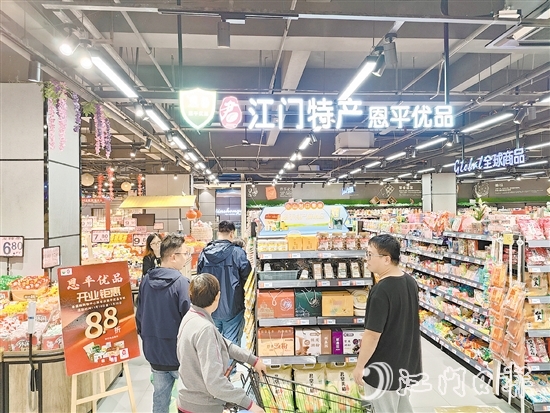 中山市金盛隆購物中心將軍店內(nèi)的“江門特產(chǎn)·恩平優(yōu)品”展銷專柜吸引不少消費(fèi)者前來選購。