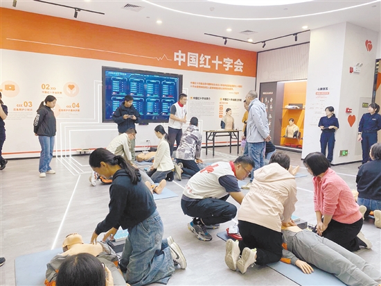 移交AED后，江海區(qū)紅十字會還開展培訓(xùn)，提升相關(guān)人員的應(yīng)急救護能力。