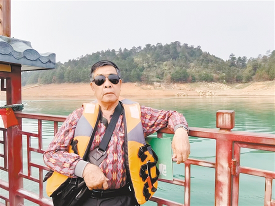 何華晃在外旅游，投身大自然的懷抱。