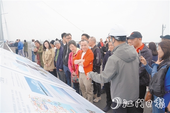 僑領(lǐng)們?cè)邳S茅?？绾Ｍǖ缆?tīng)取現(xiàn)場(chǎng)工作人員講解。