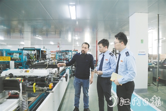 稅務(wù)工作人員深入企業(yè)，與企業(yè)負(fù)責(zé)人溝通交流。