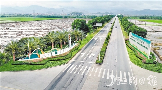 赤溪鎮(zhèn)以“百千萬(wàn)工程”“濱海能源”“綠色低碳”為主題，打造特色入口標(biāo)志。