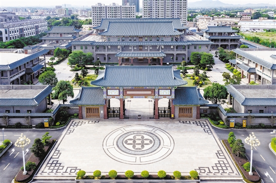 大江鎮(zhèn)是首個(gè)被中國(guó)家具協(xié)會(huì)授予“中國(guó)傳統(tǒng)家具專業(yè)鎮(zhèn)”稱號(hào)的鎮(zhèn)街，擁有傳統(tǒng)家具企業(yè)200多家，從業(yè)人員超5000名。