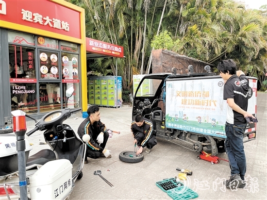 騎手小哥在新業(yè)態(tài)服務(wù)互助點(diǎn)就能完成電動(dòng)車檢修。
