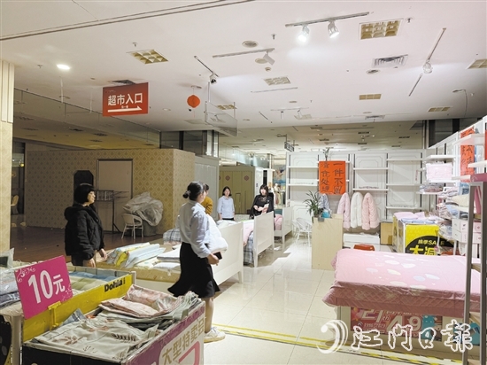 商場內(nèi)許多商家打出“月底撤場”“虧本清貨”“一件不留”等標(biāo)語。