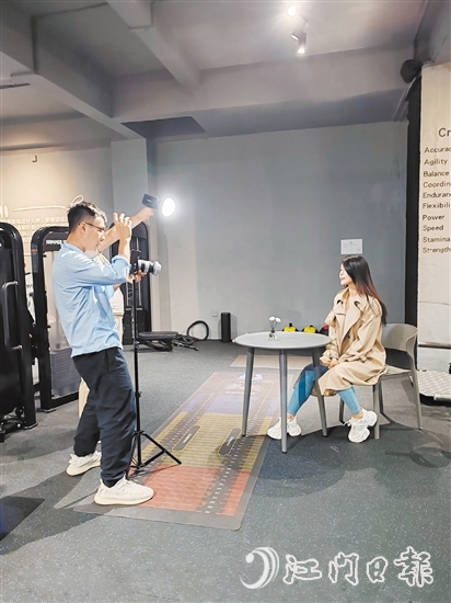 短視頻以其短小精悍、易于分享的特點(diǎn)，正成為快速吸引流量的“利器”。圖為商家在拍攝短視頻。