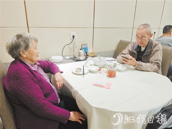 “鶴友”社區(qū)飯?zhí)贸蔀槔夏耆恕皣@早茶”愛去的地方。