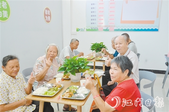 鶴城鎮(zhèn)長者飯?zhí)糜诮衲?0月21日揭牌啟用。老人們對(duì)該飯?zhí)玫姆?wù)贊不絕口。