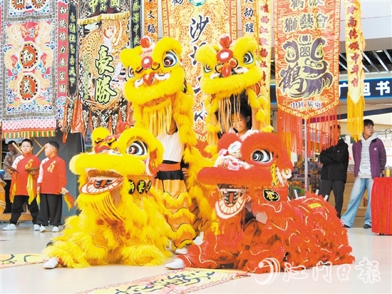 在參賽選手的靈活控制下，醒獅栩栩如生。