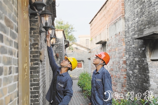 鶴山供電局雅瑤供電所供電人員到陳山村開展用電檢查，做好電力保障。