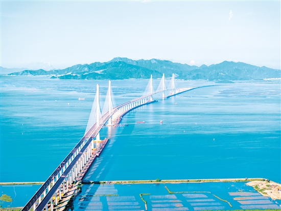 鳥(niǎo)瞰視角下的高欄港大橋（近）和黃茅海大橋（遠(yuǎn)）。