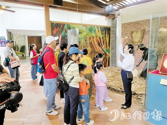 活動(dòng)現(xiàn)場(chǎng)，講解員為大家講解葵扇的制作方法。