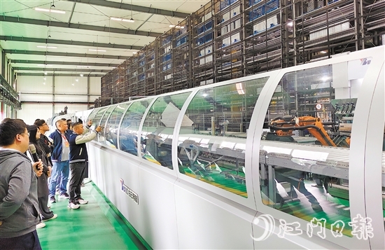 學(xué)員們深入白云電氣集團(tuán)、電商基地進(jìn)行參觀。