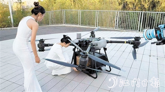 無人機(jī)把外賣送到泉林飛行主題館。