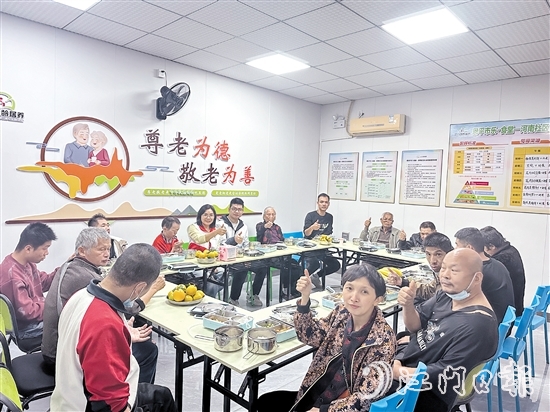 河南社區(qū)長者食堂為社區(qū)內(nèi)60歲及以上的低保、特困供養(yǎng)人員、殘疾人及獨(dú)居困難長者提供全年優(yōu)惠餐飲服務(wù)。