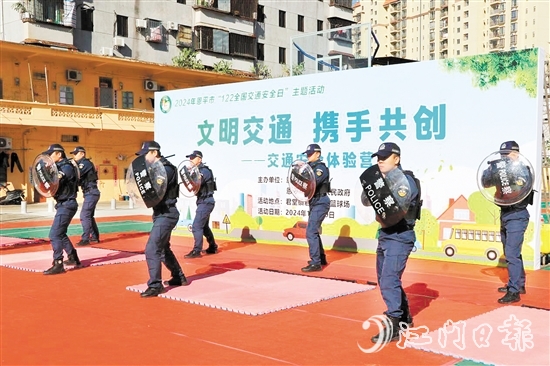 活動(dòng)中，民警表演盾棍制暴動(dòng)術(shù)和盾棍基礎(chǔ)動(dòng)作。