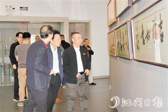 展覽吸引了眾多書畫愛好者前來參觀。
