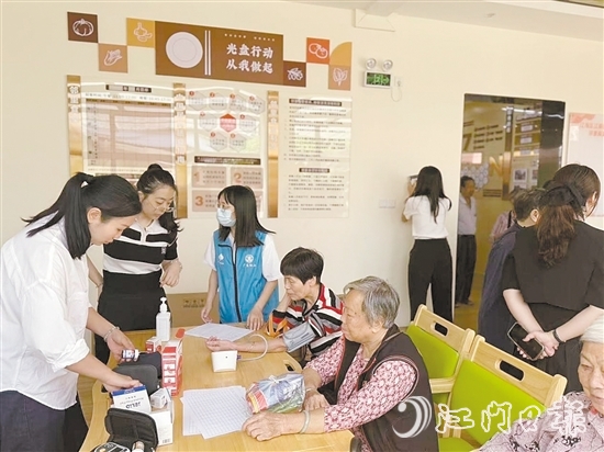 江南街道提供一站式養(yǎng)老服務，為老年人免費體檢。