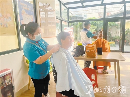 江南街道聯(lián)合社工機構(gòu)開展義剪活動。