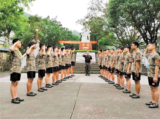 學(xué)校國旗班同學(xué)需接受半年的訓(xùn)練才可勝任護旗任務(wù)。