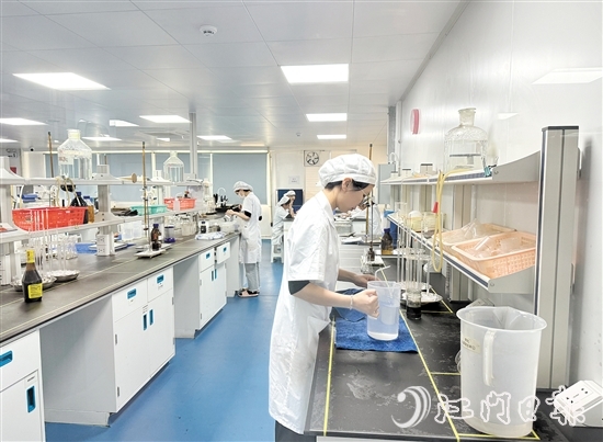 東古研發(fā)實(shí)驗(yàn)分析中心的工作人員正在對(duì)產(chǎn)品進(jìn)行監(jiān)控和檢測(cè)。