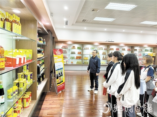 學(xué)生們?cè)趨⒂^東古公司展廳。
