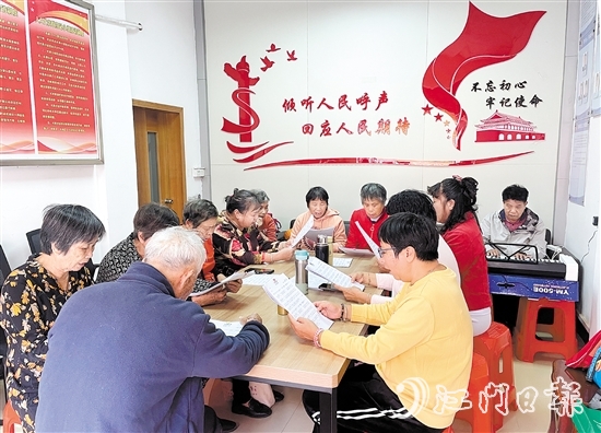 文昌沙社區(qū)居民在黨群服務(wù)中心開展“唱響鄰里好聲音”紅歌獻(xiàn)唱活動。